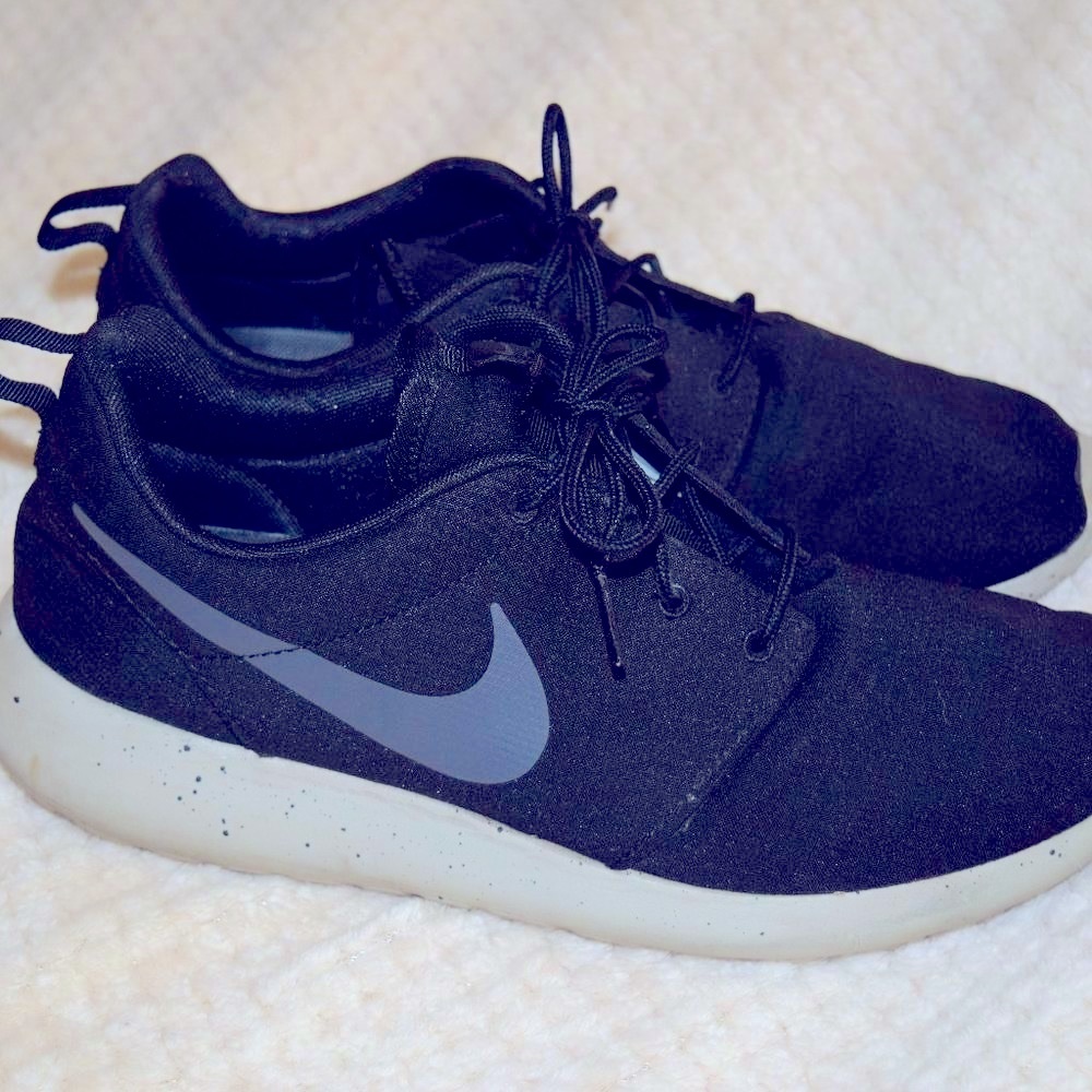 Nike Roshe One Running Shoes Sneakers 844687-009 Dylan Raasch Men's 10.5 C19